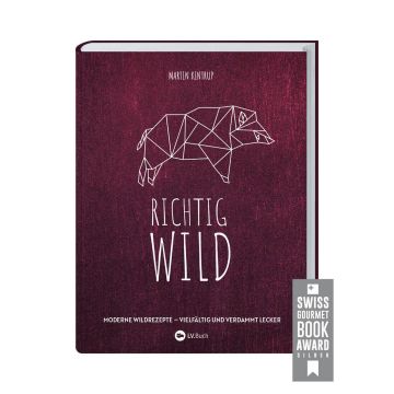 Buchcover mit geometrischem Wildschwein auf dunklem Hintergrund. Titel: "Richtig Wild". Untertitel: "Moderne Wildrezepte – Vielfältig und verdammt lecker". Auszeichnung: Swiss Gourmet Book Award Silber. Autor: Martin Kintrup.