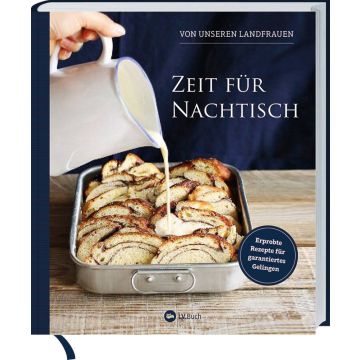 Buchcover mit dem Titel „Zeit für Nachtisch“, zeigt eine Hand, die aus einem Krug Flüssigkeit auf gebackene Süßspeisen in einer Backform gießt. Auf dem Cover steht „Erprobte Rezepte für garantiertes Gelingen“.